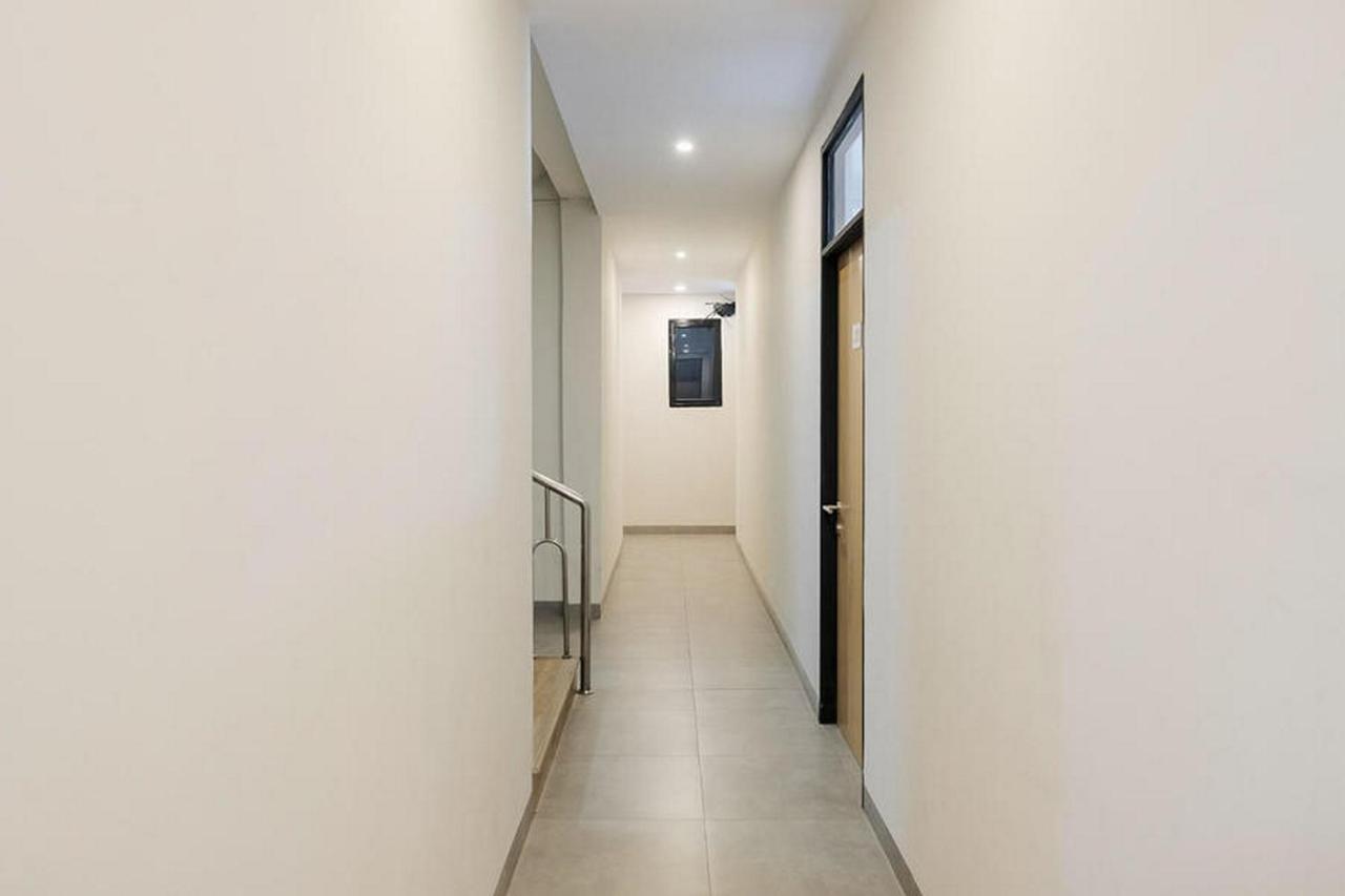 Reddoorz Plus Near Taman Anggrek Mall Yakarta Exterior foto
