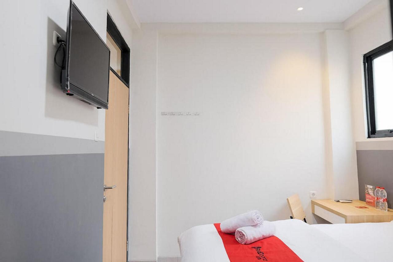 Reddoorz Plus Near Taman Anggrek Mall Yakarta Exterior foto